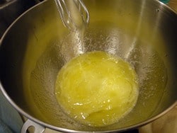 Combine the egg whites, sugar and vinegar in the bowl