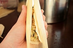 Fold the dough into the corn husk