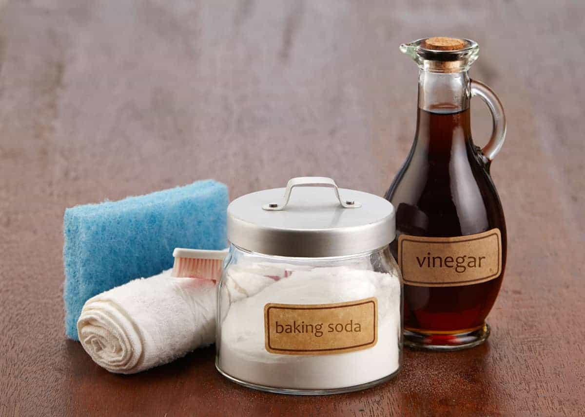 Baking soda and vinegar as cleaning agents