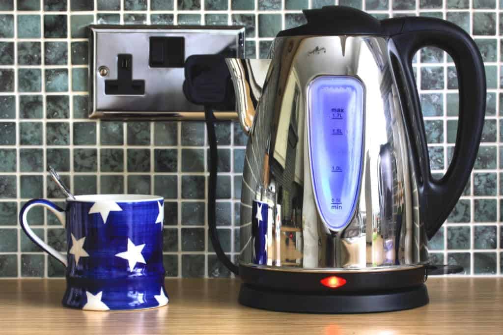 https://static.thedaringkitchen.com/wp-content/uploads/2020/09/How-to-Use-Electric-Kettle-1024x682.jpg