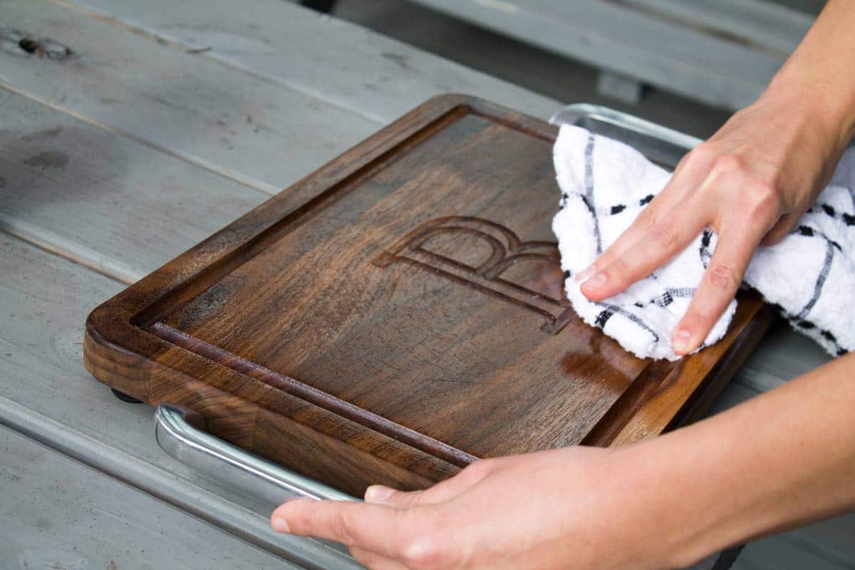 Rub cutting board oil on cutting surface