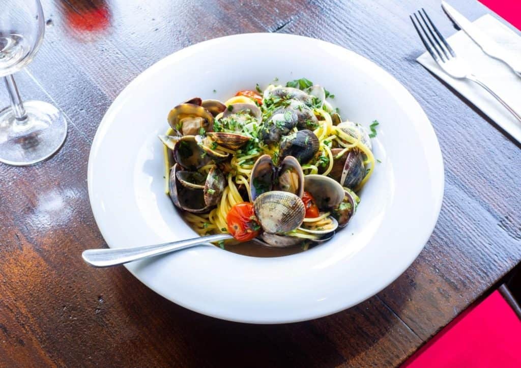 A plate of spaghetti with clams