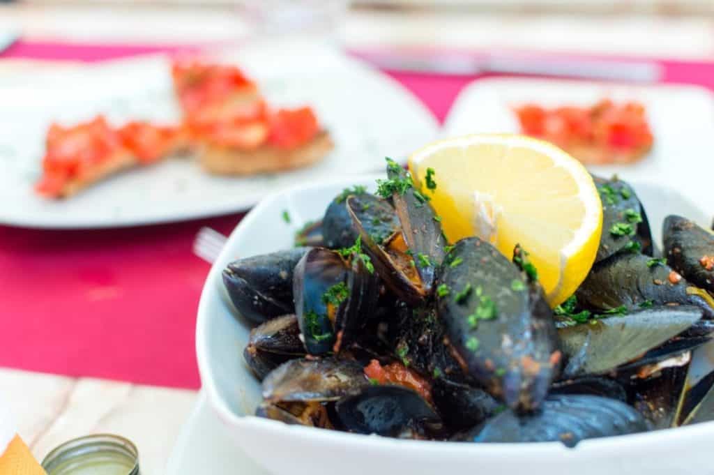 Steamed garlic mussels with lemon