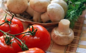 White button mushrooms perfect for freezing.