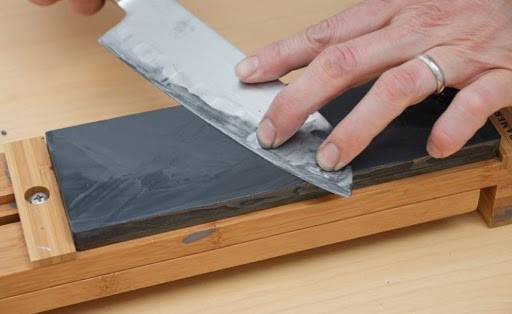 How to use a whetstone