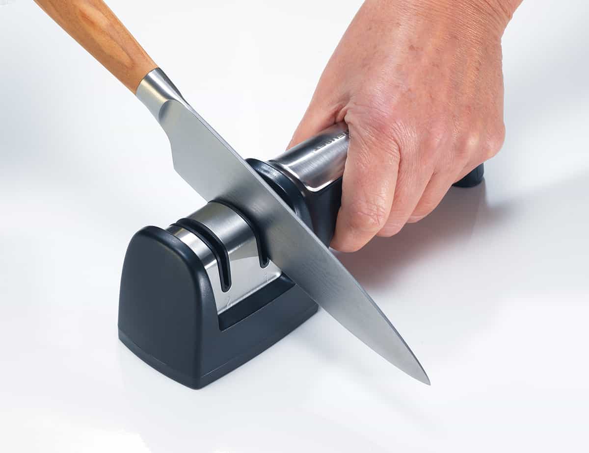 How to use an electric knife sharpener