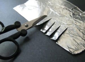 Cutting Through Aluminum Foil To Sharpen Kitchen Shears 300x218 