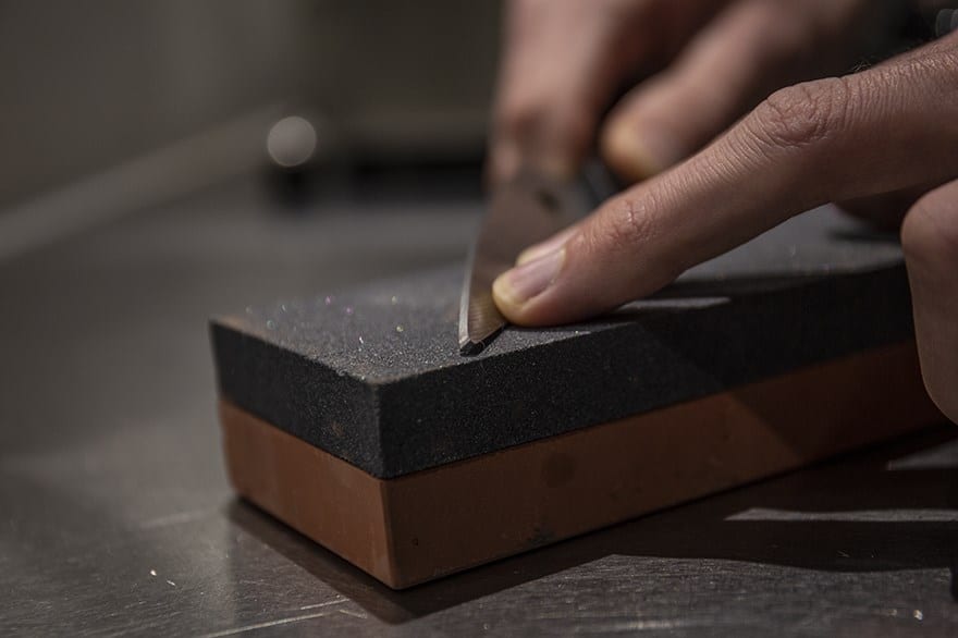 Sharpening kitchen scissors with a whetstone