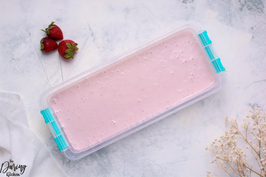 https://static.thedaringkitchen.com/wp-content/uploads/2021/07/Strawberry-Ice-Cream-4-1024x683.jpg