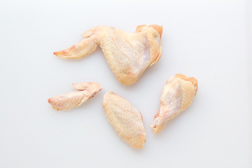  Trois sections d'ailes de poulet 