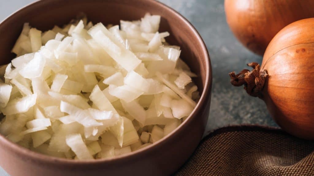 https://static.thedaringkitchen.com/wp-content/uploads/2021/11/chopped-onions-1024x575.jpg