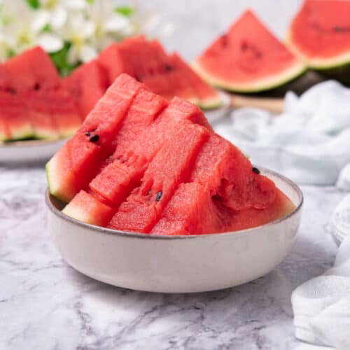 https://static.thedaringkitchen.com/wp-content/uploads/2022/07/How-to-Cut-a-Watermelon-10-500x500.jpg